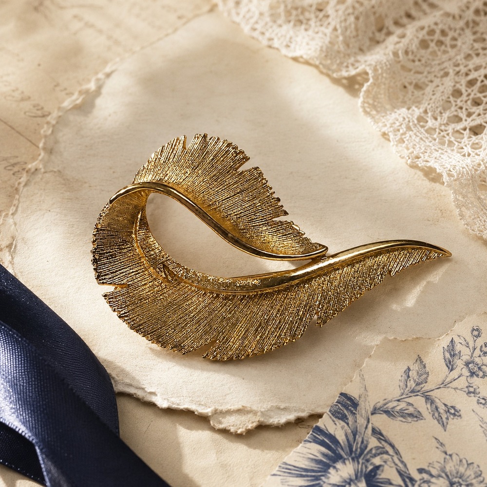 Sarah Coventry Feather Brite Brooch‎ Gold Tone Textured Leaf Pin Vintage OS